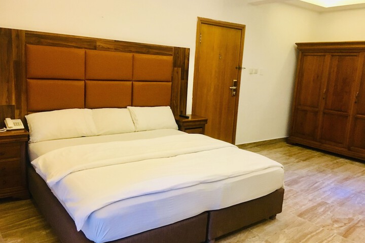 Room 21 of 38