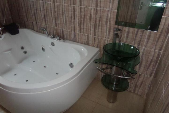 Almond View Hotel & Suites