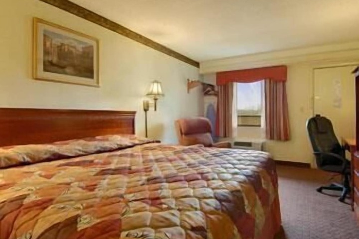 1 King Bed (2 of 3)