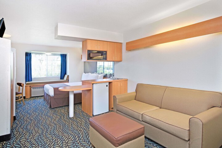 2 Queen Beds Mobility Accessible (13 of 15)