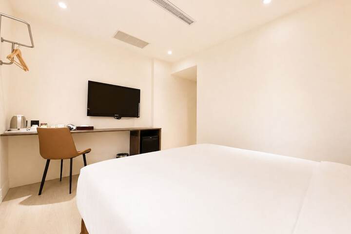 Room 102 of 160