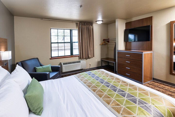 Queen Bed Accessible (17 of 18)