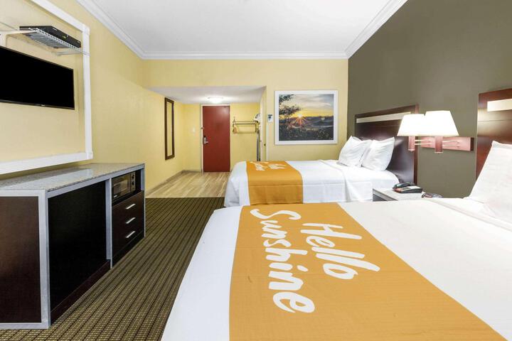 2 Double Beds (3 of 7)