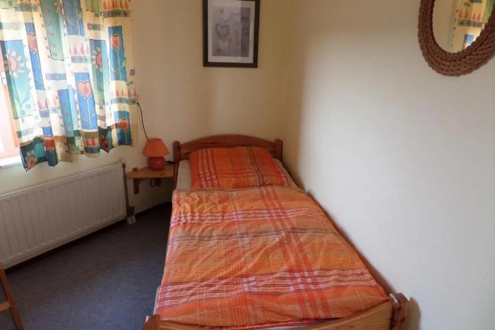 Room 4 of 10