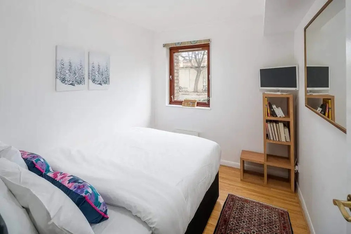 Room 5 of 12