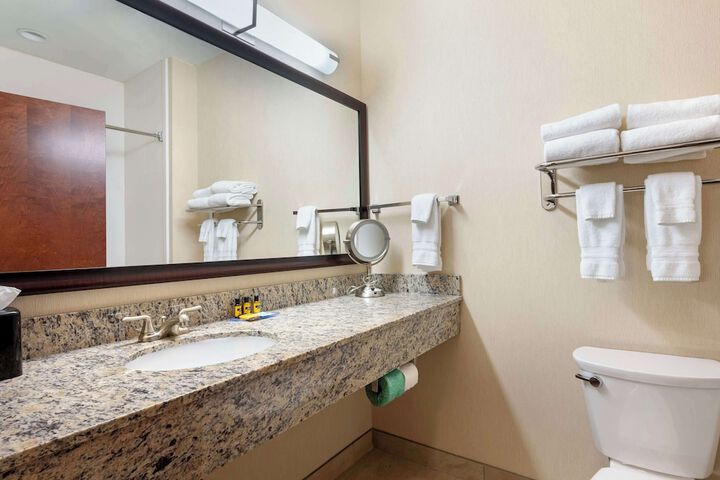 2 Queen Accessible Bathtub Work Desk Microwave, Refrigerator WiFi Full Breakfast (9 of 16)