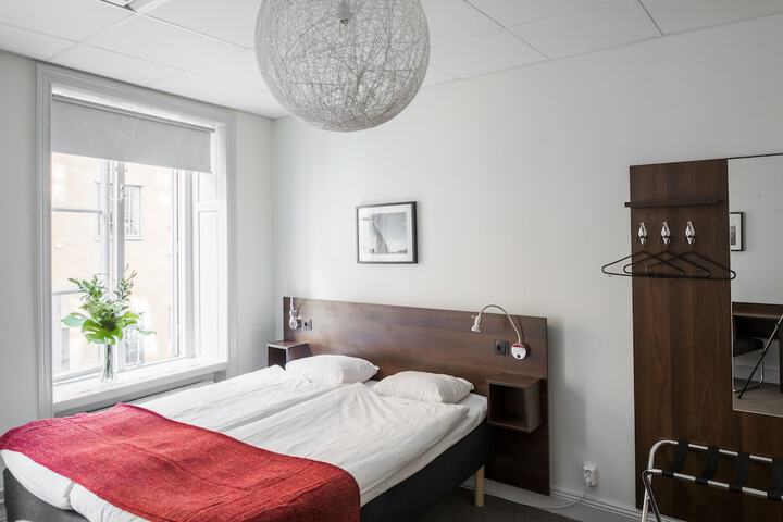 Room 18 of 103