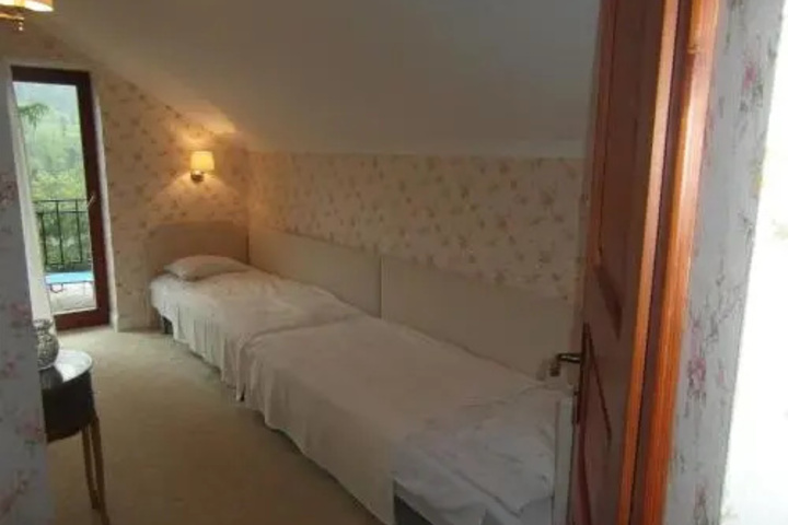 Room 4 of 15