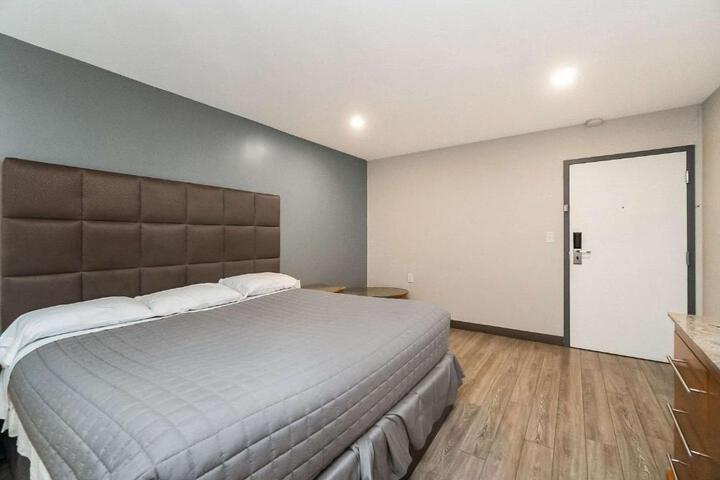 1 King Bed (9 of 14)