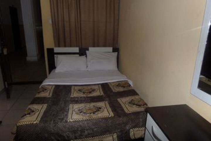 Room 6 of 13
