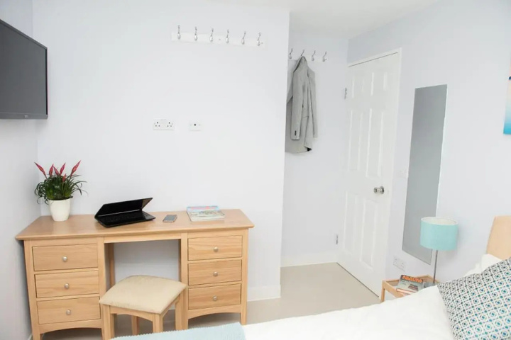 Room 4 of 17