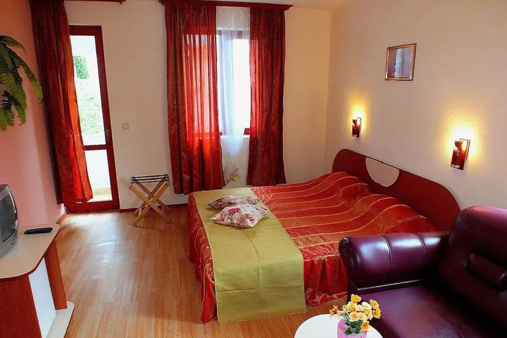 Room 4 of 16