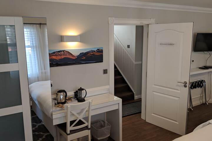 Room 3 of 32