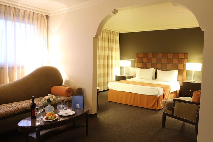 Room 7 of 90