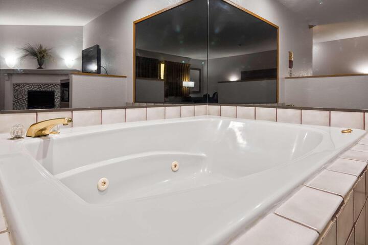 Suite 1 King Bed Jetted Tub (9 of 14)