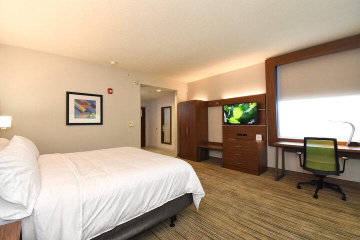 1 King Bed (9 of 17)