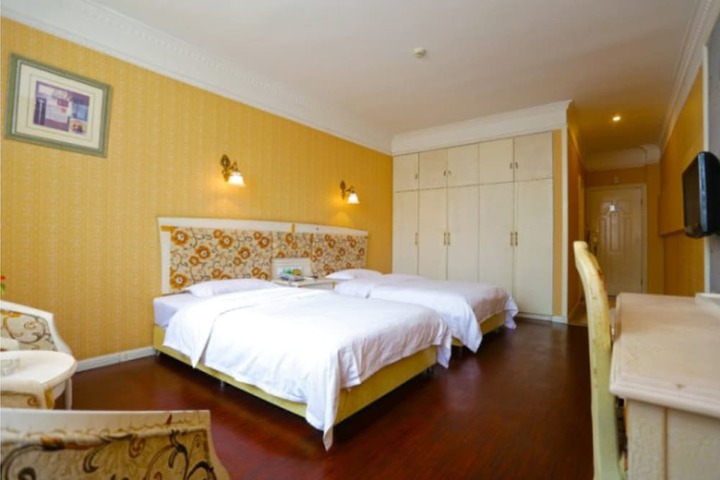 Room 10 of 21