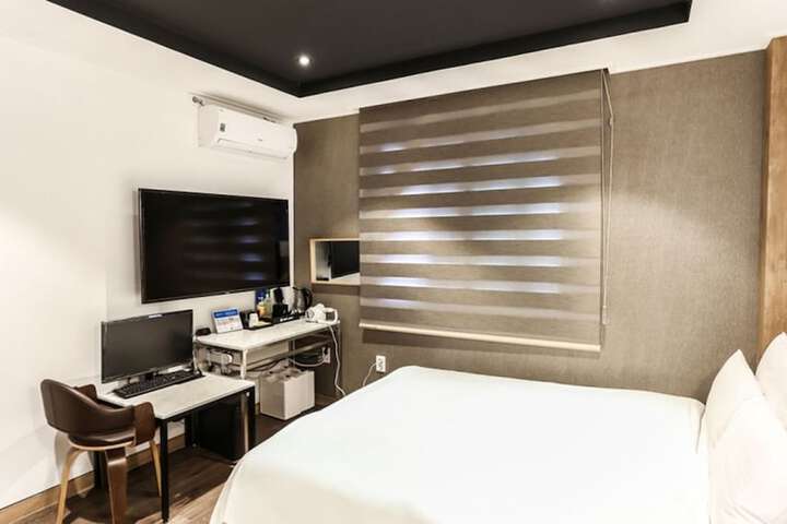 Room 3 of 46