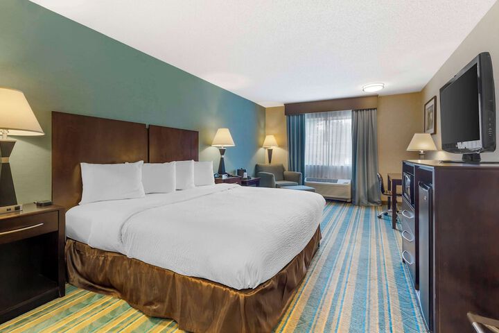 1 King Bed Microwave, Refrigerator Work Desk WiFi Full Breakfast (6 of 21)