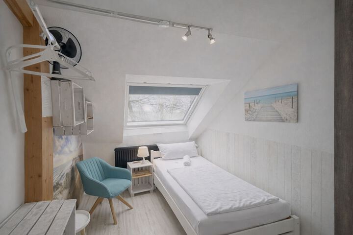 Room 5 of 8