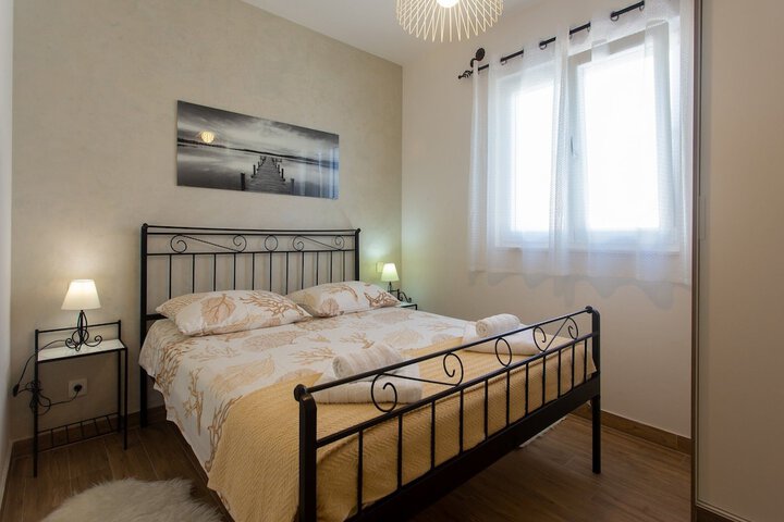 Room 7 of 65