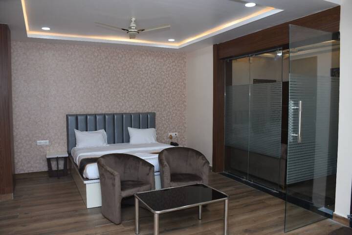 Room 13 of 18