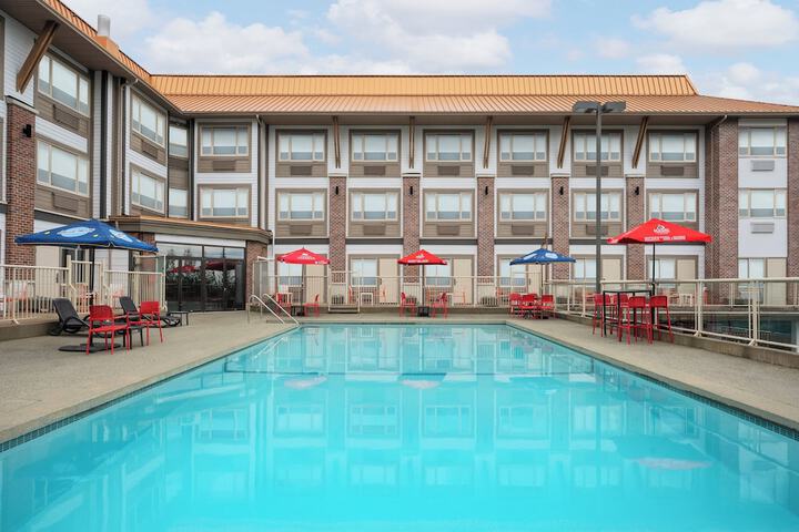 Photo of Holiday Inn Victoria Elk Lake by IHG Pool
