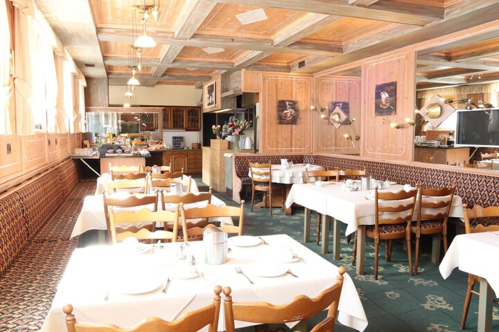 Dining 54 of 65