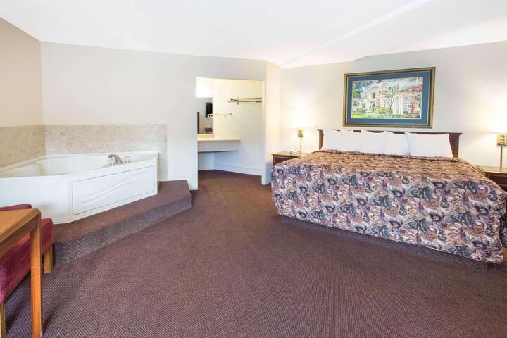 1 King Bed (4 of 11)
