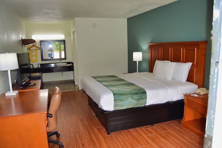 1 King Bed (8 of 14)