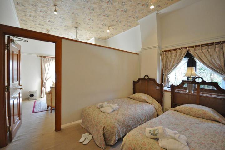 Room 2 of 38