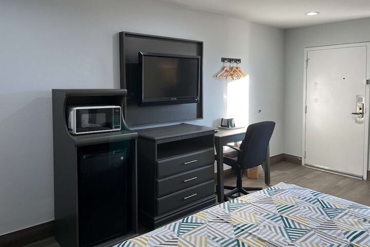 1 King Bed Micfridge (1 of 7)