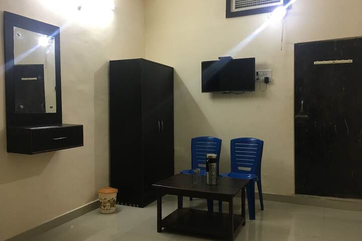 Room 13 of 30