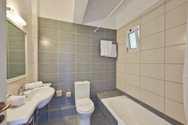 Room 6 of 32