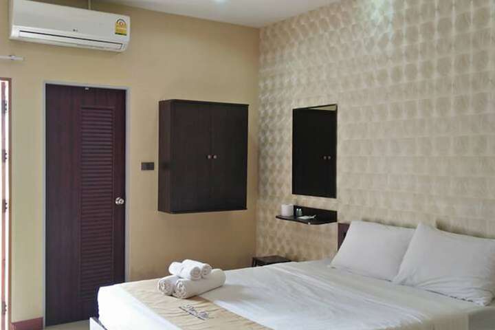 Room 12 of 16