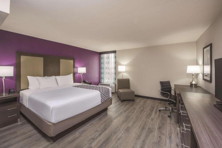 1 King Bed (4 of 13)