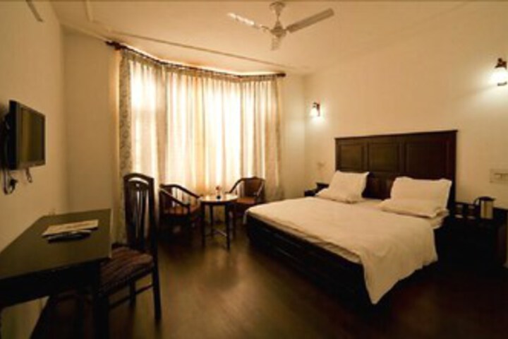 Room 4 of 8