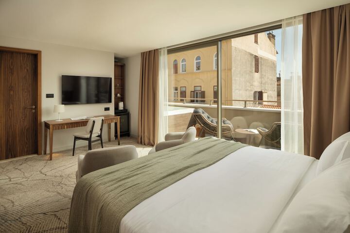 Room 4 of 69