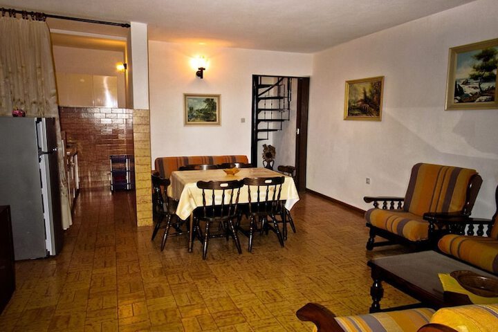 Room 10 of 26