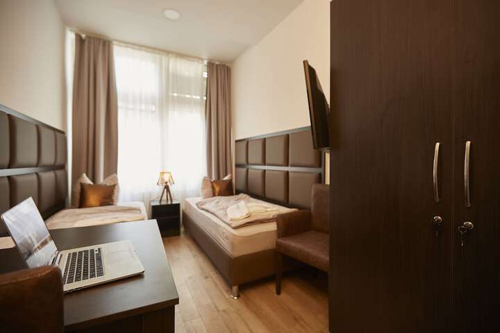 Room 9 of 28