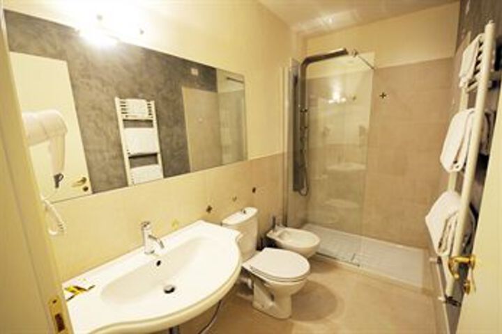 Room 2 of 33