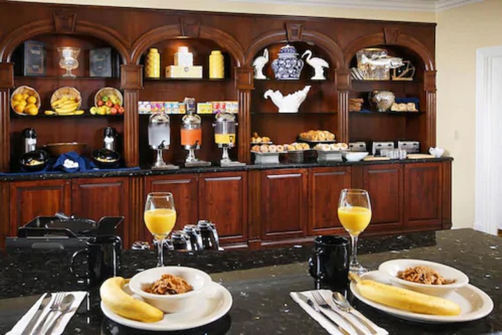 Breakfast area