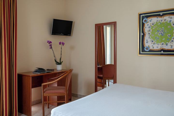 Room 14 of 128