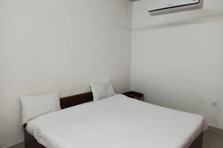 Room 3 of 8