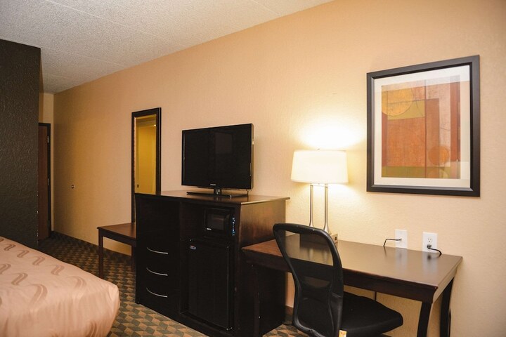 1 Queen Bed Accessible (4 of 11)