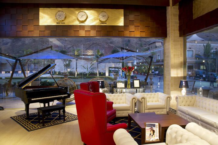 Lobby lounge
