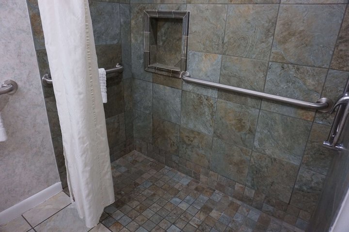 1 Queen Bed (5 of 14)