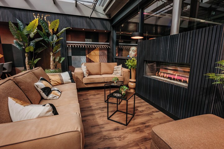 Lounge 110 of 135