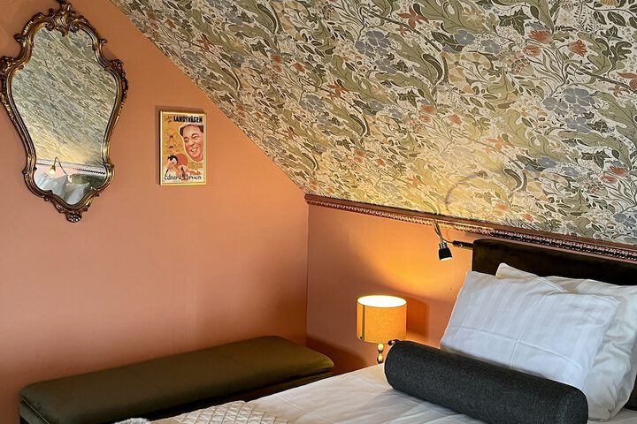 Room 18 of 189