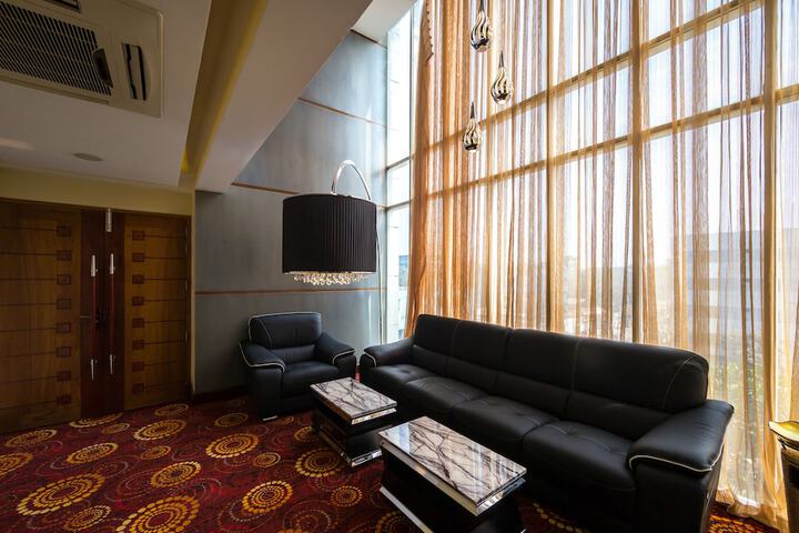 Lounge 30 of 34